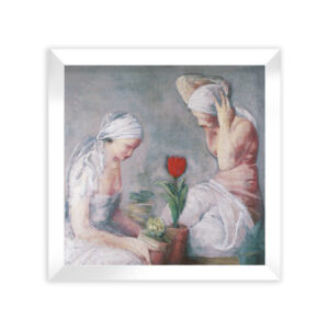 Dwie panie w białych chustach siedzące przy kwiatach w doniczkach.