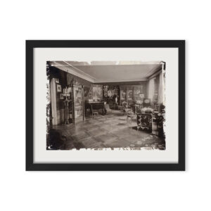 Salon przyjęć w mieszkaniu Elizy Orzeszkowej w Grodnie, z kolekcją darów jubileuszowych złożonych z okazji 40-lecia pracy twórczej pisarki, uroczyście obchodzonego w 1906 r.