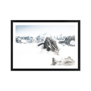 Wzgórze przedziera się przez chmury (w tle)