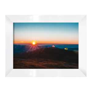 Górzysty pejzaż z drogą i słońcem