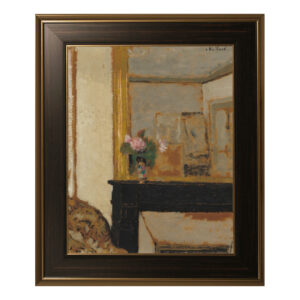 Wazon kwiatów na półce nad kominkiem